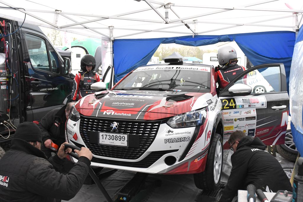 Lasse Karlshøj og Isabell Kvick satsede maksimalt, mens serviceteamet sørgede for at holde rallybilen i topform
(Foto: Morten Dam - specialpress@gmail.com)